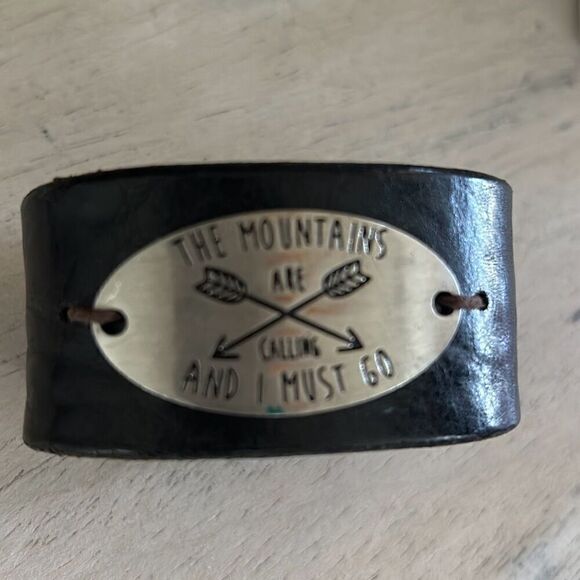Artisan Leather cuff the mountains are calling and I must go bracelet black - Picture 1 of 5